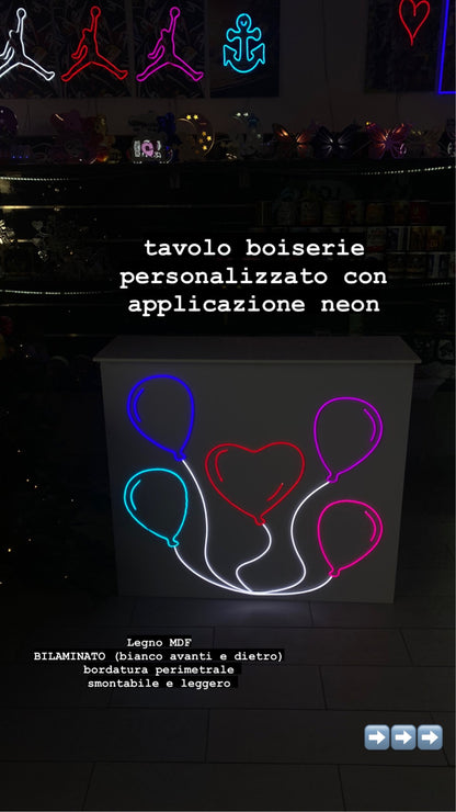 Tris boiserie con neon